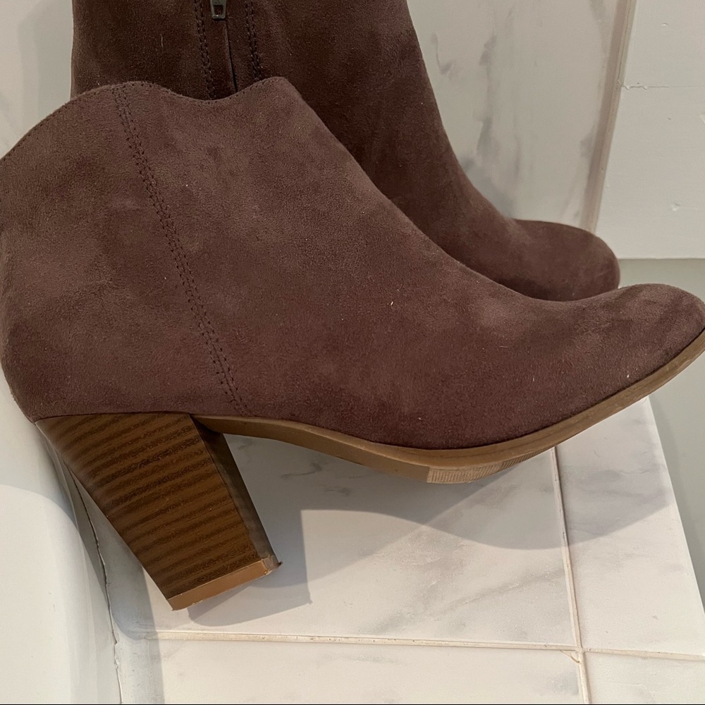 Old Navy Ankle boots with blocked heel & inside zipper closure Size 9